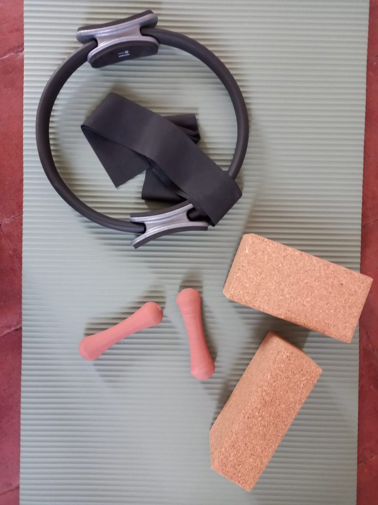Matériel gym bienveillante : haltères, tapis, cercle pilates