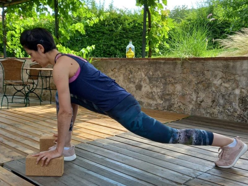 Fitness postural avec brique de yoga
